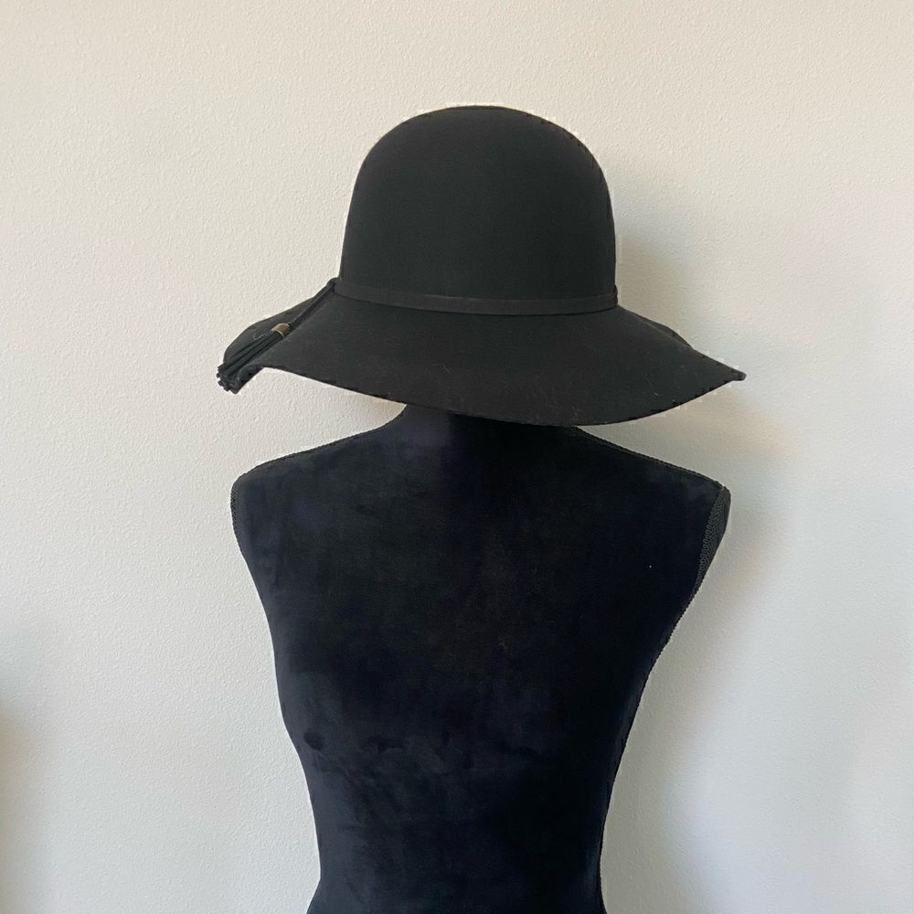 Nine West Black Felt Cloche Hat with Tassel Tie – NWT - Picture 2 of 4
